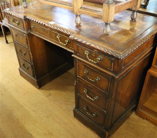 Mahogany pedestal desk, with a leather inset top and nine small drawers(-)